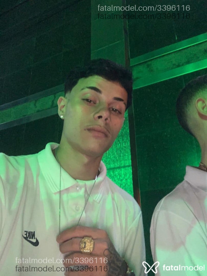 Acompanhante homem com cabelo castanho de olhos mel em Macaé - Jimmys