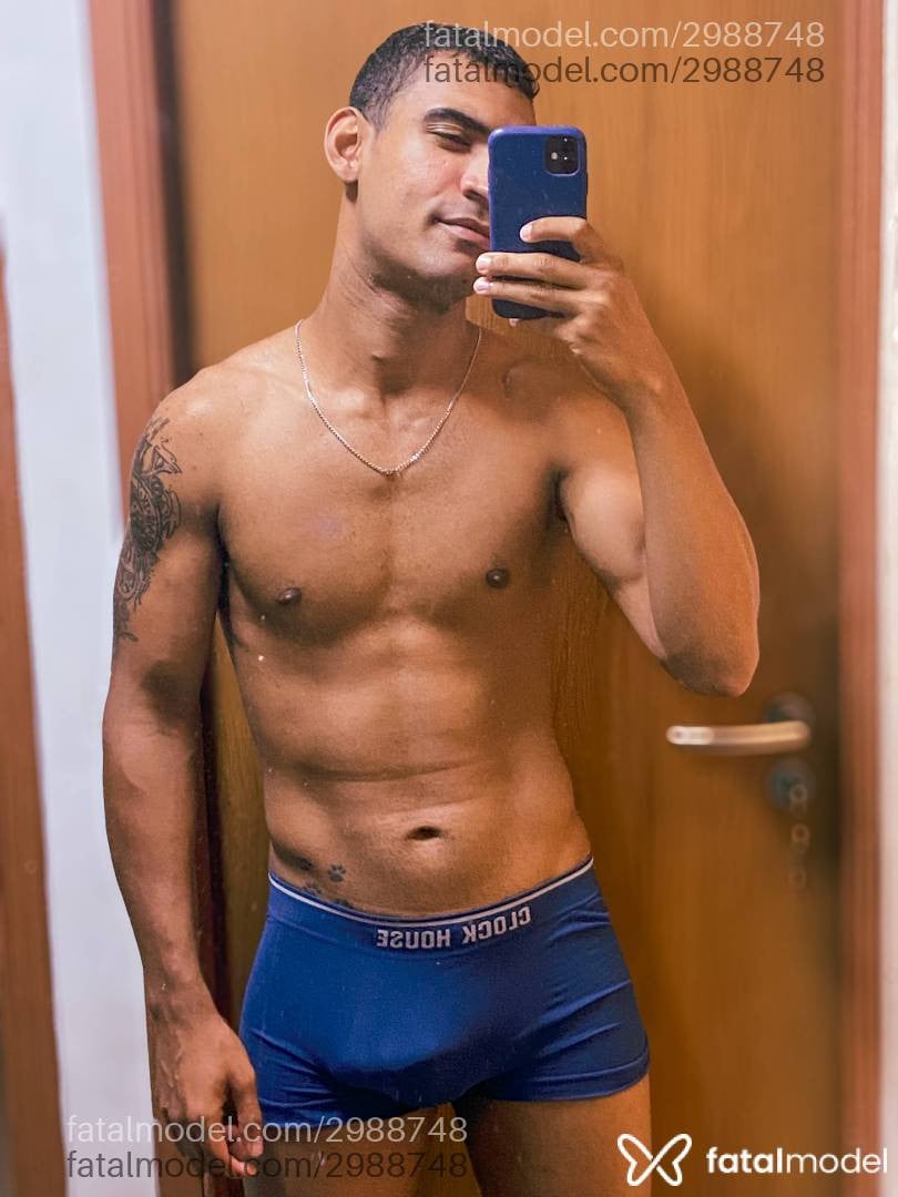 Acompanhante homem com cabelo castanho de olhos castanhos - Teseu