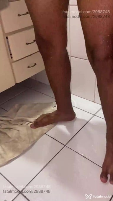 Acompanhante homem com cabelo castanho de olhos castanhos - Teseu Acompanhante homem com cabelo castanho de olhos castanhos - Teseu