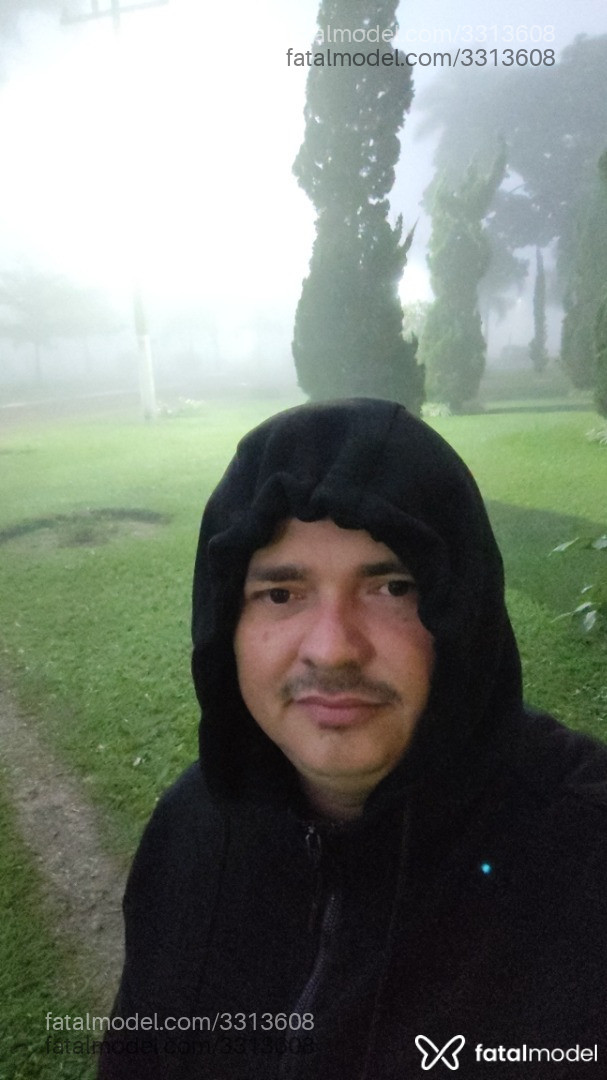 Acompanhante homem com cabelo castanho de olhos castanhos - Dynho Acompanhante homem com cabelo castanho de olhos castanhos - Dynho