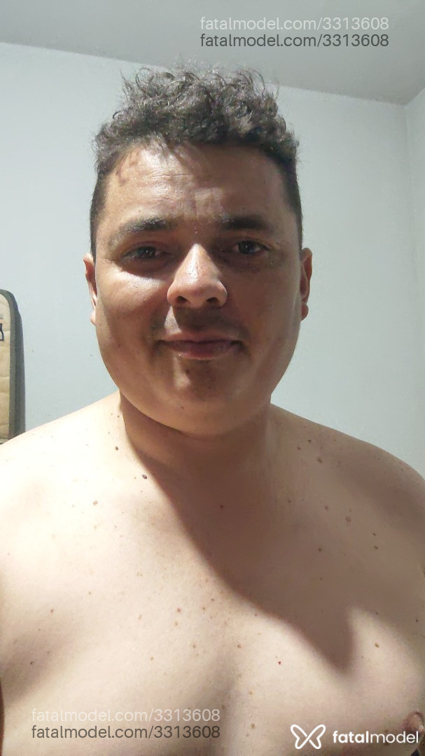 Acompanhante homem com cabelo castanho de olhos castanhos - Dynho Acompanhante homem com cabelo castanho de olhos castanhos - Dynho