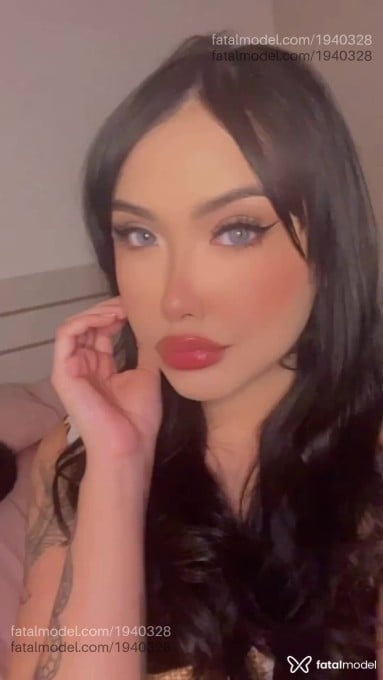 Acompanhante mulher morena (o) de olhos verdes - Kai Acompanhante mulher morena (o) de olhos verdes - Kai