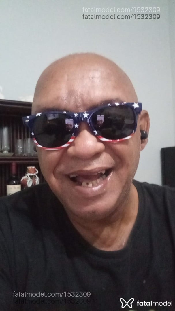 Acompanhante homem sem cabelo de olhos castanhos - Nero Vix