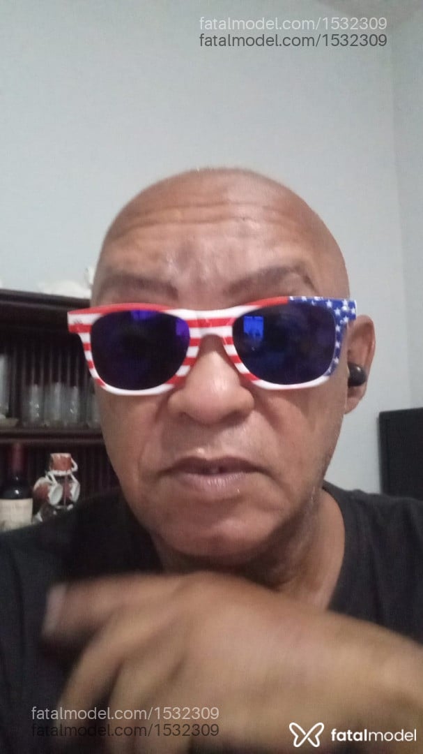 Acompanhante homem sem cabelo de olhos castanhos - Nero Vix