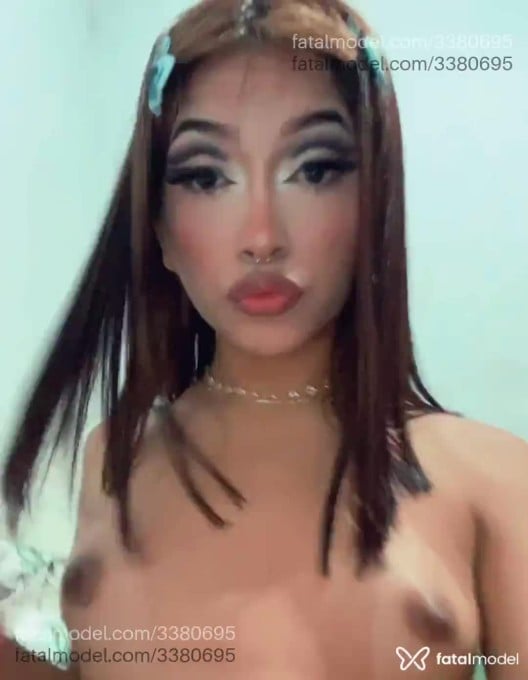 Acompanhante mulher trans morena (o) de olhos castanhos - Cloe Silveiraz Acompanhante mulher trans morena (o) de olhos castanhos - Cloe Silveiraz