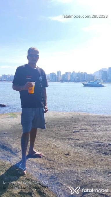 Acompanhante homem com cabelo grisalho de olhos castanhos em Guarapari - Júnin