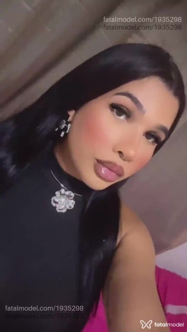 Acompanhante mulher trans morena (o) de olhos pretos - Fefezinha