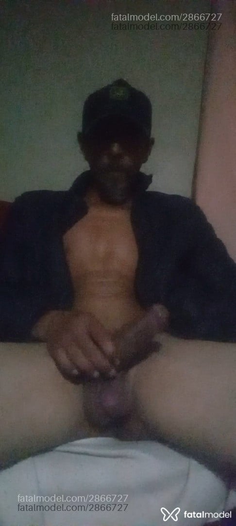 Acompanhante homem com cabelo castanho de olhos pretos em São Francisco do Sul - Roberto