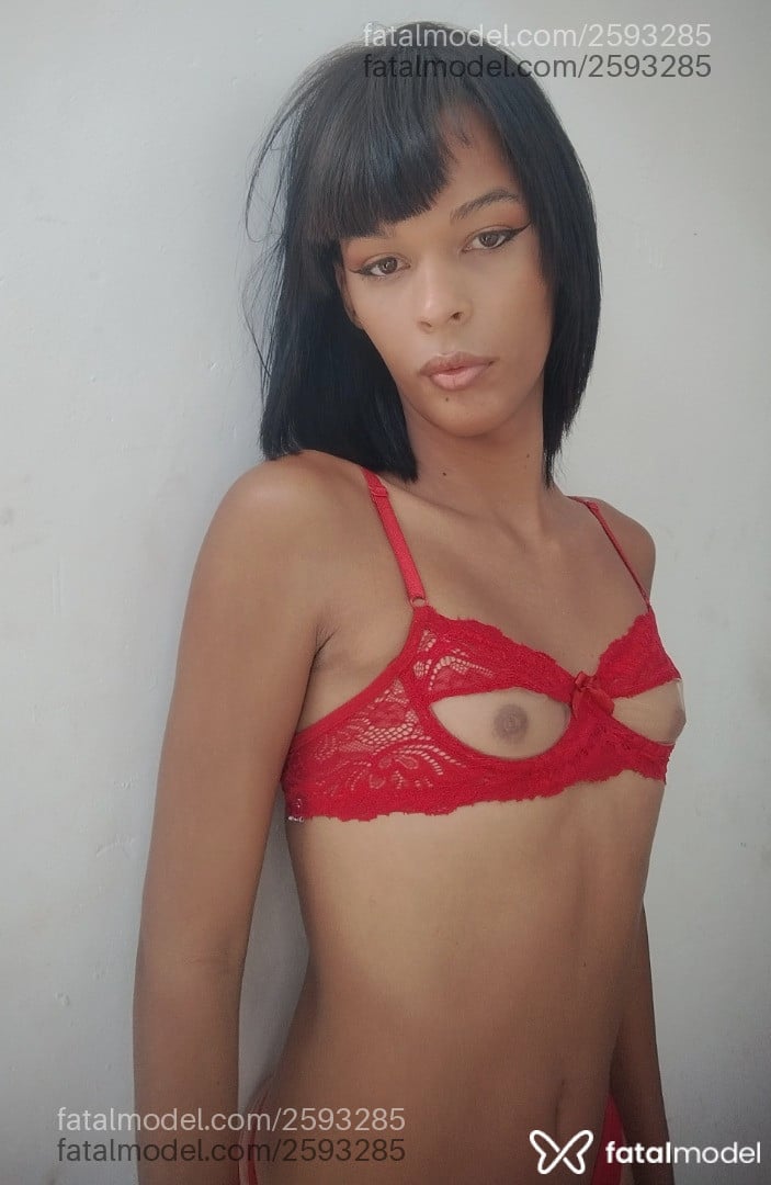 Acompanhante mulher trans com cabelo castanho de olhos pretos - Aurora