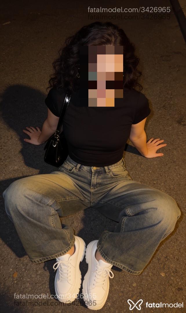 Acompanhante mulher com cabelo castanho de olhos verdes em Virtual - Mistério