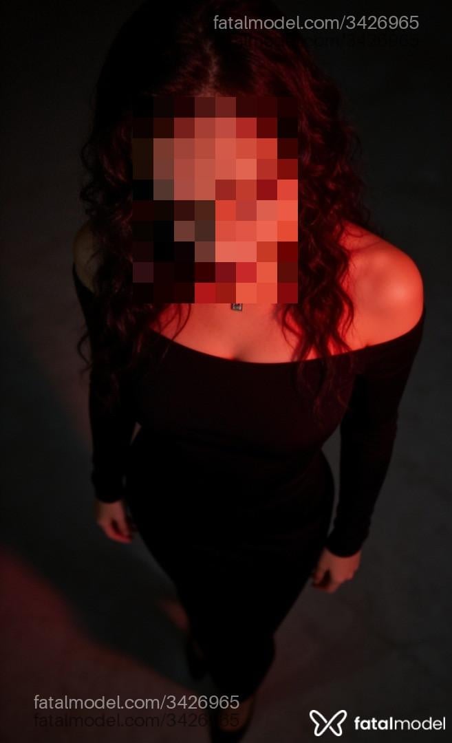Acompanhante mulher com cabelo castanho de olhos verdes em Virtual - Mistério