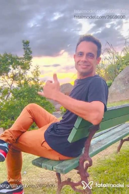 Acompanhante homem com cabelo castanho de olhos castanhos em Florianópolis Acompanhante homem com cabelo castanho de olhos castanhos em Florianópolis - Klaus