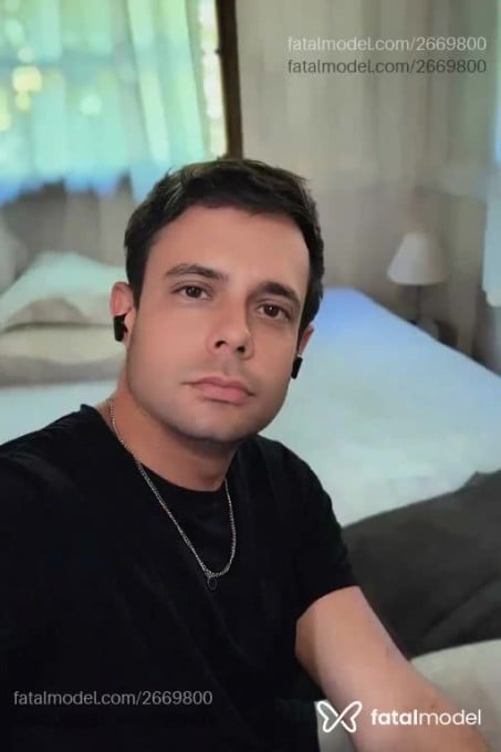 Acompanhante homem com cabelo castanho de olhos castanhos em Florianópolis Acompanhante homem com cabelo castanho de olhos castanhos em Florianópolis - Klaus