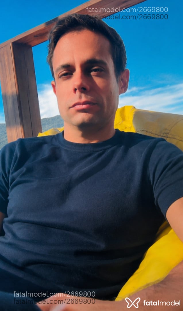 Acompanhante homem com cabelo castanho de olhos castanhos em Florianópolis Acompanhante homem com cabelo castanho de olhos castanhos em Florianópolis - Klaus