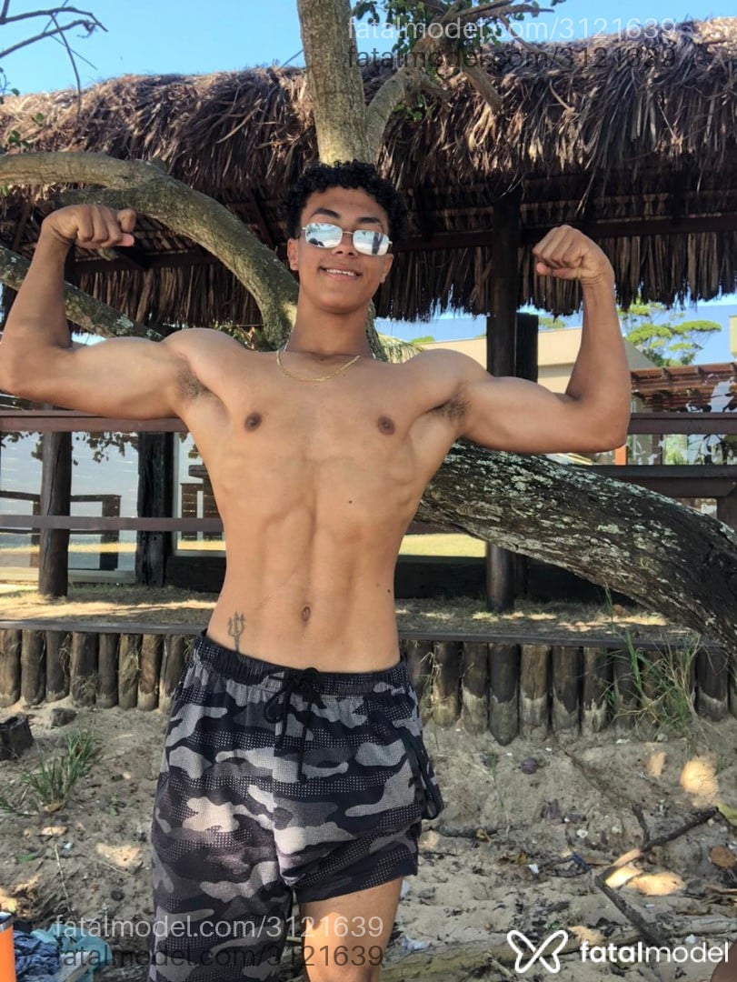 Acompanhante homem morena (o) de olhos castanhos em Cachoeiro de Itapemirim Acompanhante homem morena (o) de olhos castanhos em Cachoeiro de Itapemirim - Alexandre