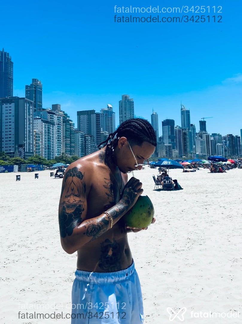 Acompanhante homem com cabelo castanho de olhos mel em Balneário Camboriú - Theo Hernandez
