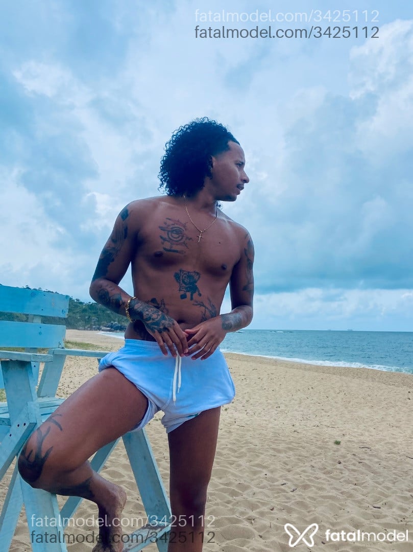 Acompanhante homem com cabelo castanho de olhos mel em Balneário Camboriú - Theo Hernandez