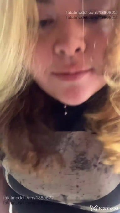 Acompanhante mulher com cabelo colorido de olhos castanhos - Yvi Valentinny Acompanhante mulher com cabelo colorido de olhos castanhos - Yvi Valentinny
