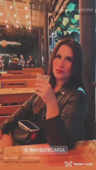 Acompanhante mulher com cabelo castanho de olhos castanhos - Carolgaúcha Acompanhante mulher com cabelo castanho de olhos castanhos - Carolgaúcha