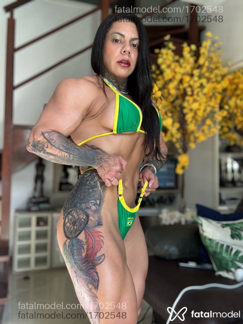 Acompanhante mulher com cabelo castanho de olhos pretos - Juh