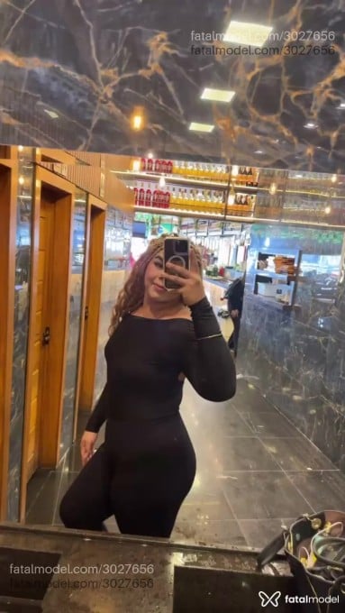 Acompanhante mulher trans loira (o) de olhos pretos - Mayra Maia