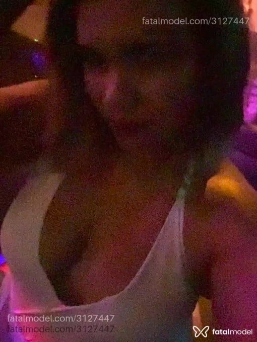 Acompanhante mulher com cabelo castanho de olhos mel - Andyy Acompanhante mulher com cabelo castanho de olhos mel - Andyy