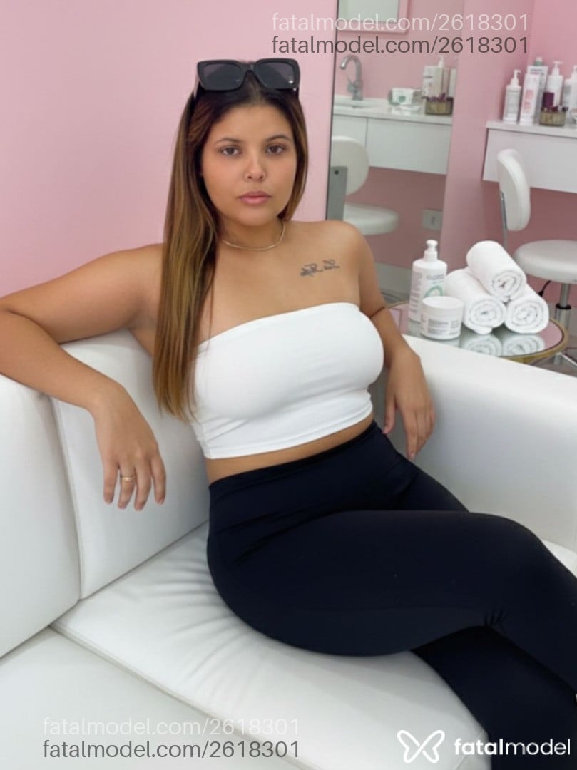 Acompanhante mulher com cabelo castanho de olhos castanhos - Lavinia