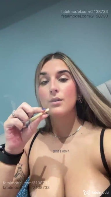 Acompanhante mulher com cabelo castanho de olhos mel - Lua