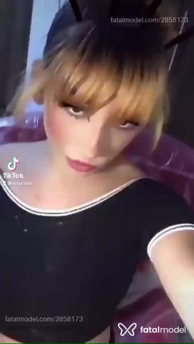 Acompanhante mulher trans ruiva (o) de olhos mel - Agatinha