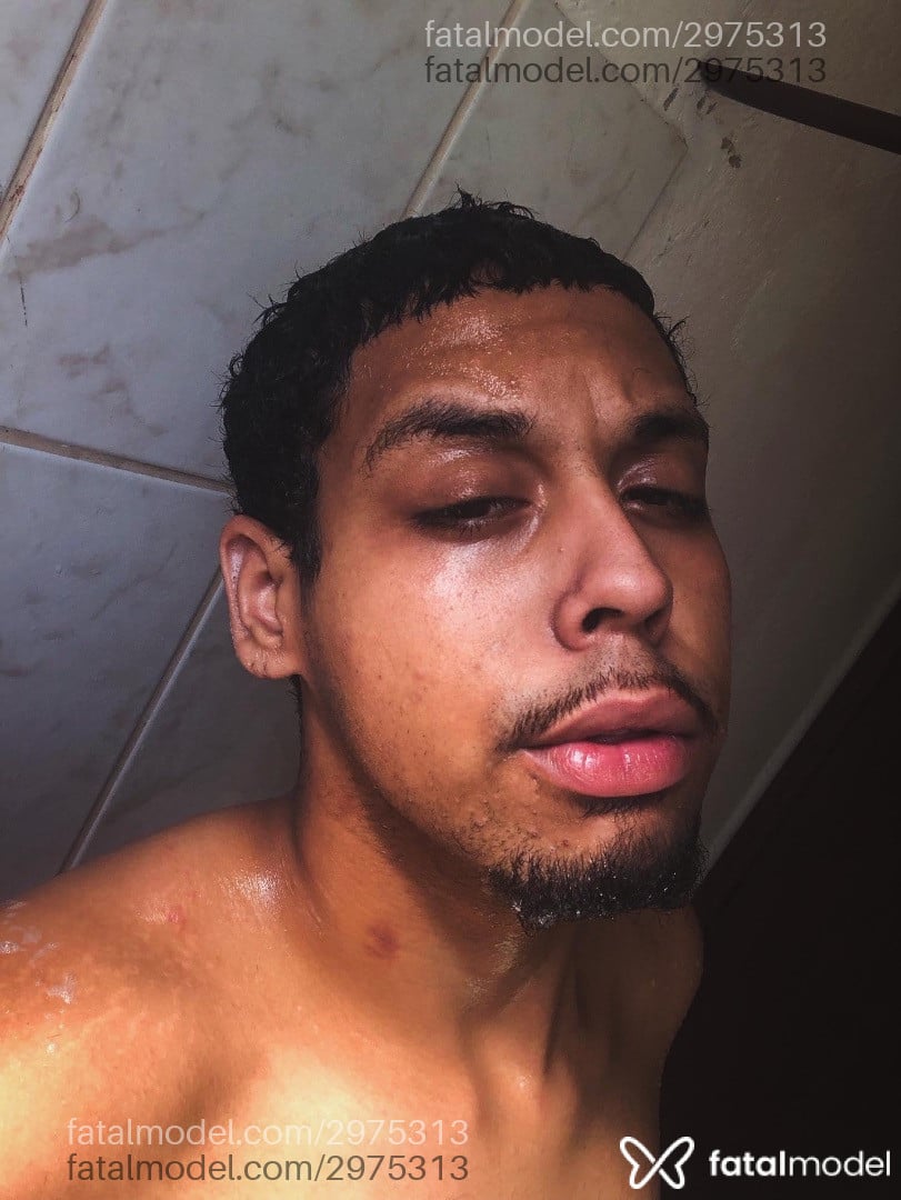 Acompanhante não-binário com cabelo grisalho de olhos castanhos em Araruama Acompanhante não-binário com cabelo grisalho de olhos castanhos em Araruama - Luccas