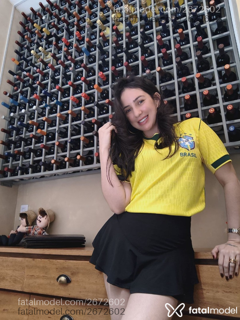 Acompanhante mulher com cabelo castanho de olhos mel em Virtual - Heloísa