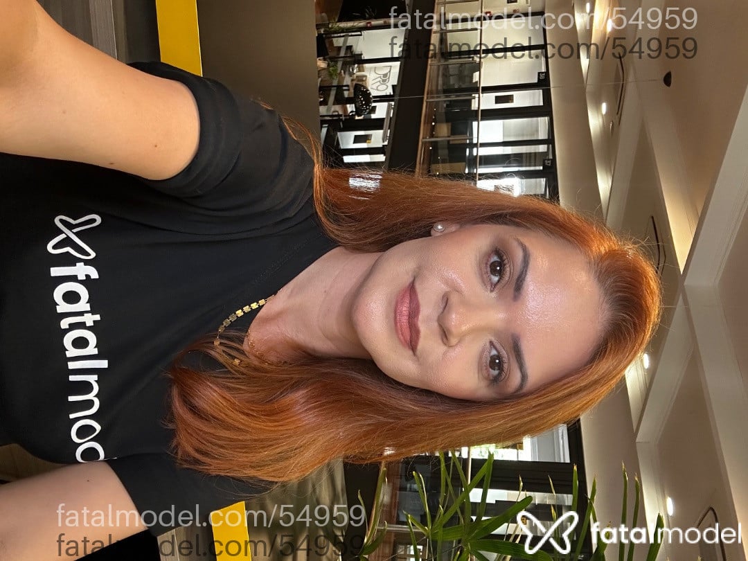 Acompanhante mulher ruiva (o) de olhos castanhos em Virtual - Nina Sag