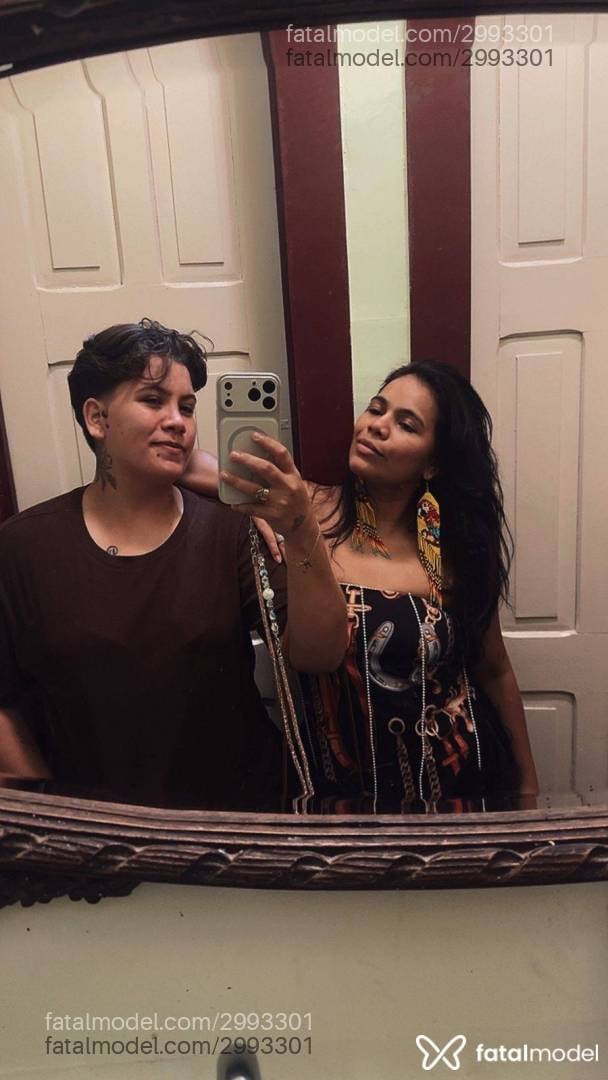 Acompanhante mulher com cabelo castanho de olhos mel - Athena Afrodite
