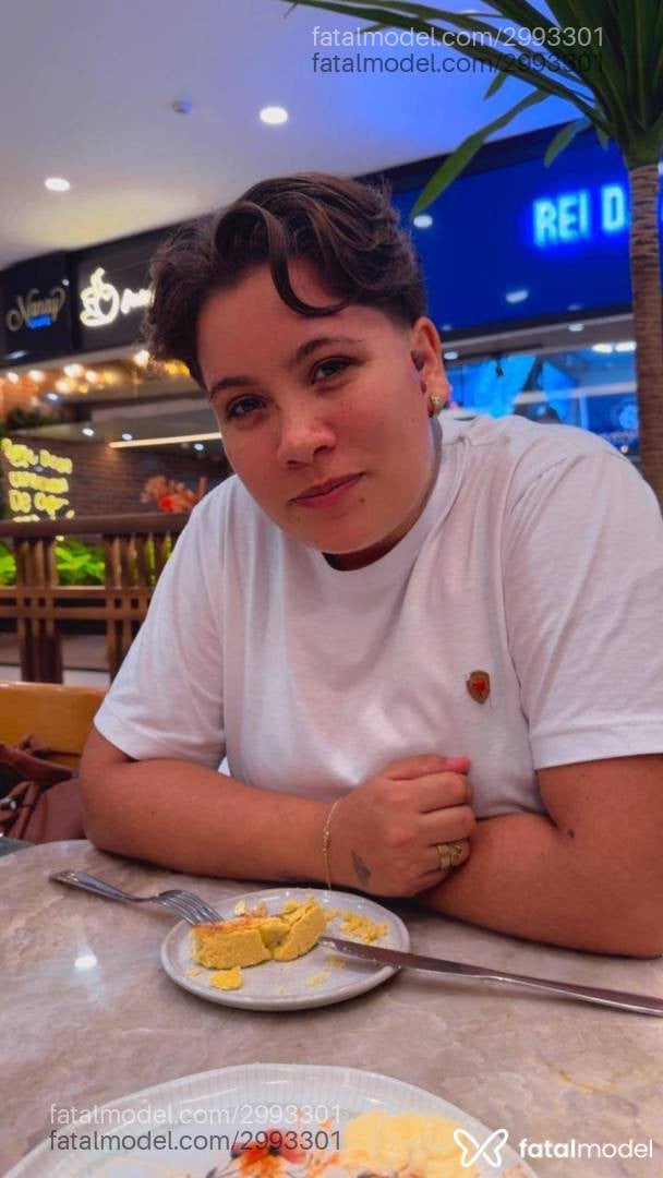 Acompanhante mulher com cabelo castanho de olhos mel - Athena Afrodite