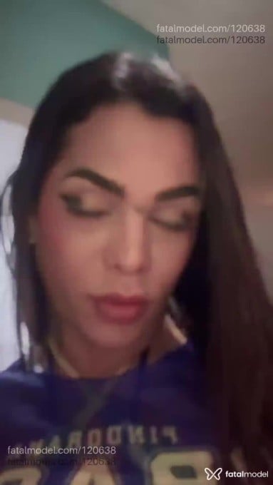Acompanhante travesti com cabelo colorido de olhos mel - Nicolly Ferraz