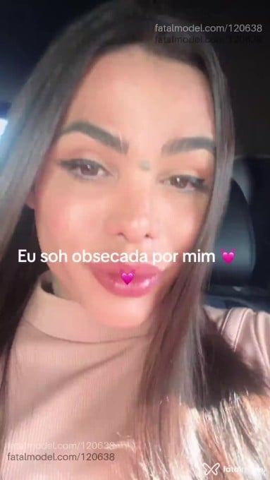 Acompanhante travesti com cabelo colorido de olhos mel - Nicolly Ferraz
