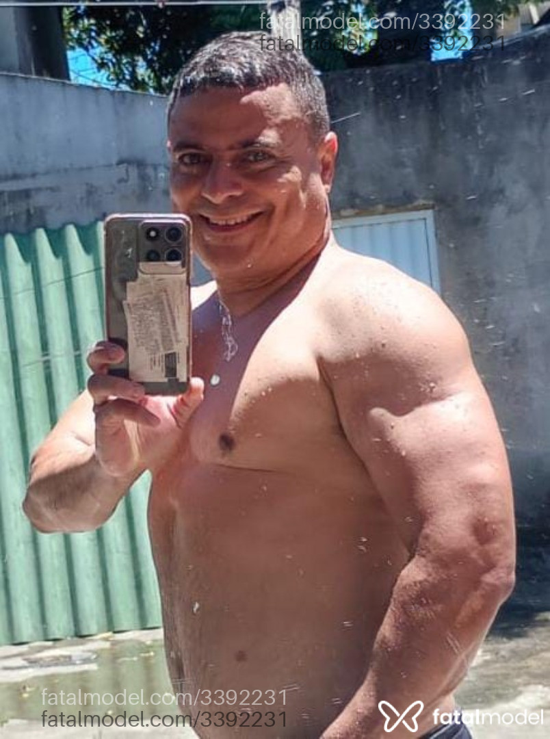 Acompanhante homem com cabelo castanho de olhos verdes - Nascimento Acompanhante homem com cabelo castanho de olhos verdes - Nascimento