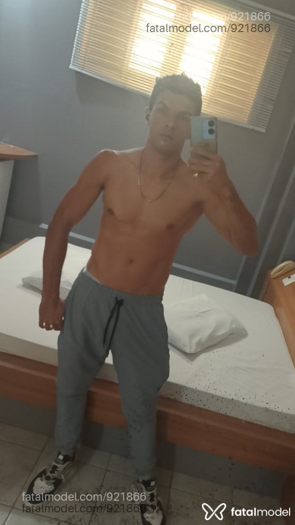 Acompanhante homem com cabelo castanho de olhos mel em Votuporanga - Eduardo