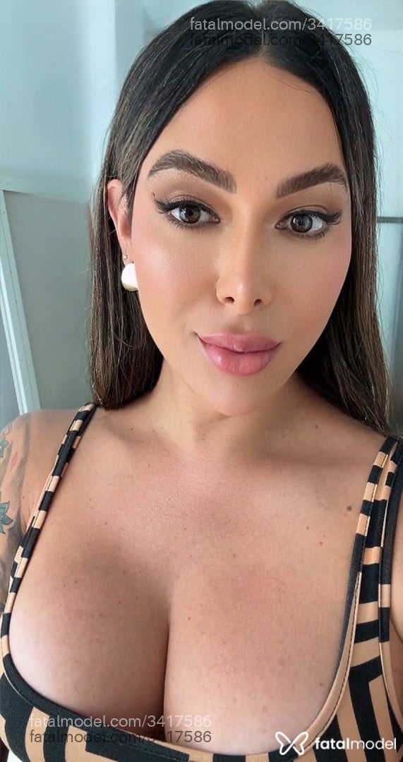 Acompanhante mulher trans com cabelo castanho de olhos castanhos - Valentine