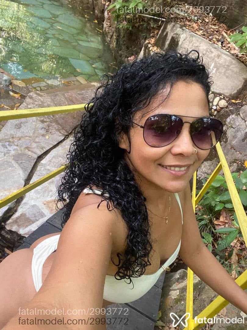 Acompanhante mulher morena (o) de olhos pretos - Lívia