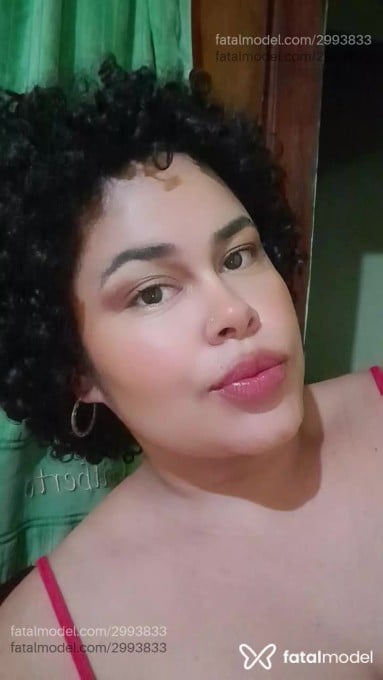 Acompanhante não-binário com cabelo castanho de olhos castanhos em Virtual - Clara