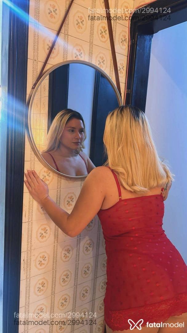 Acompanhante mulher loira (o) de olhos pretos - Calema Negrão