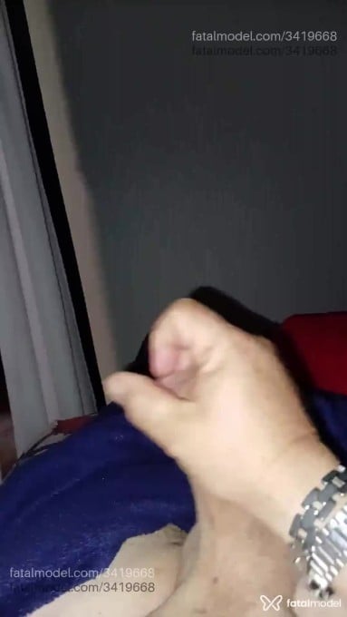 Acompanhante homem com cabelo grisalho de olhos castanhos - Carvalho