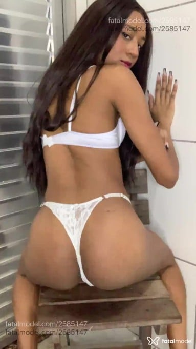 Acompanhante mulher trans com cabelo castanho de olhos castanhos - Morena Acompanhante mulher trans com cabelo castanho de olhos castanhos - Morena
