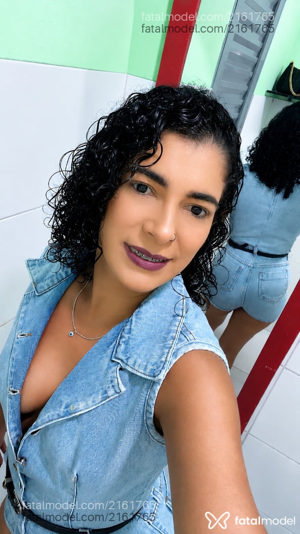 Acompanhante mulher com cabelo castanho de olhos pretos em Barra do Garças - Alyne