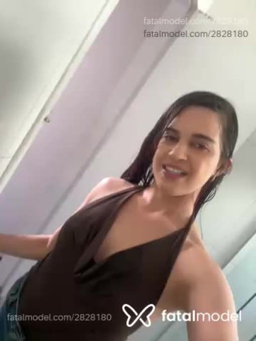 Acompanhante mulher com cabelo colorido de olhos mel - Stella Lins