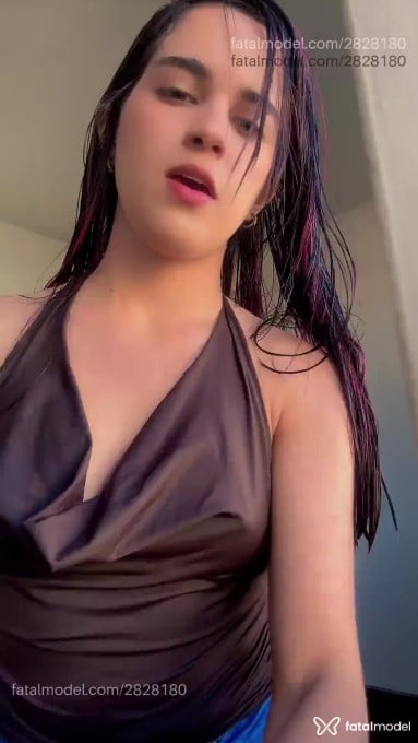 Acompanhante mulher com cabelo colorido de olhos mel - Stella Lins