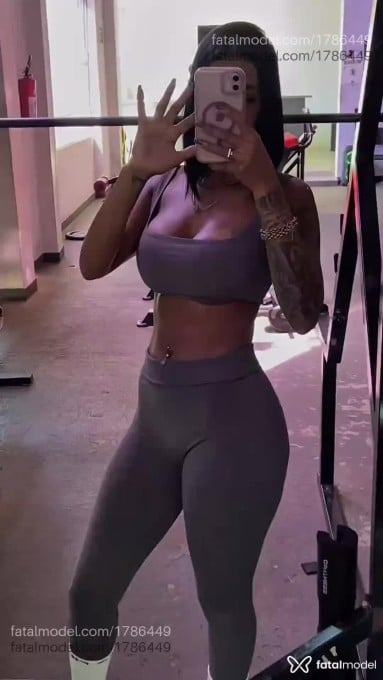 Acompanhante mulher morena (o) de olhos pretos - Nicole Acompanhante mulher morena (o) de olhos pretos - Nicole