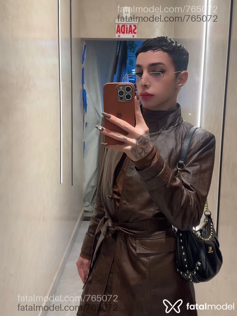 Acompanhante mulher trans morena (o) de olhos mel em Tubarão Acompanhante mulher trans morena (o) de olhos mel em Tubarão - Manuuh