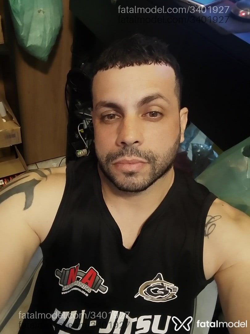 Acompanhante homem com cabelo castanho de olhos mel - Lucas
